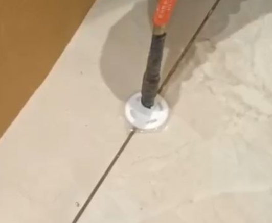 始兴瓷砖空鼓维修公司专业解答瓷砖在铺贴过程中，如果没有涂抹均匀到位的粘结材料（如水泥砂浆或瓷砖胶），可能会导致以下问题